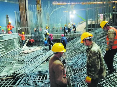 菏澤東站站房24小時(shí)不間斷施工 11月底將實(shí)現(xiàn)混凝土主體結(jié)構(gòu)封頂